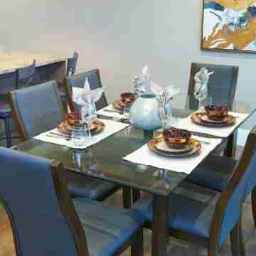 SRS Sunrise Suite ~ Private 2 King Apartment with Parking Dining/Meeting Rooms