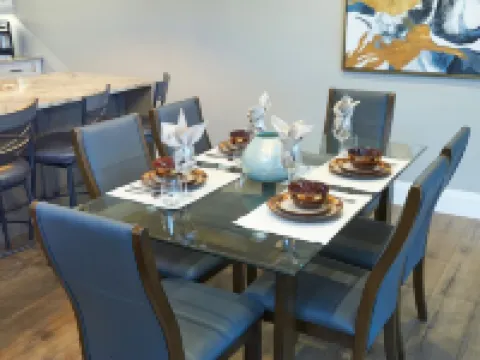 SRS  Sunrise Suite ~ Private 2 King Apartment with Parking โรงแรมในคิตเชเนอร์