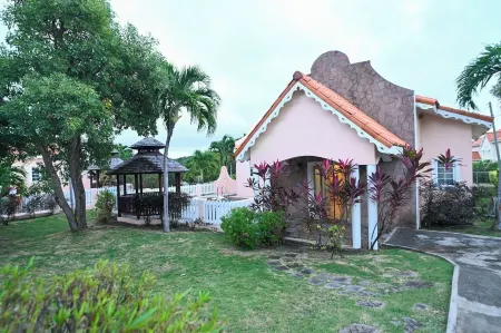 Iyanola Villa/ Tee Joys - 3-bedroom villa in beautiful Gros Islet with AC, WiFi