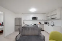 Modern, new suite close to trails, mountains and beaches Hotels in North Vancouver