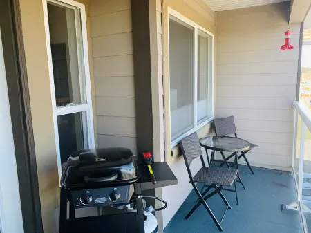 Right off Main Street, near delicious bakeries and more.10 minute walk to beach!