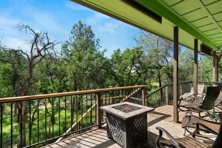 Cara’s Cozy Cabin Retreat