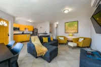 PALMA REAL 2 bed, 2 bath, sleeps 6, close to Palm beach.