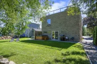 Luxury B & B 2 Bdrm Chalet Unit w/ Private Yard, Hottub, Walk to Ski and Village Hotels near Craigleith Campground