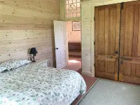 Entire home /Vintage  modern , new home, frontage on Lower Mason Pond Hotels in Belfast