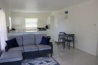 Charming 1-bedroom apt with AC and WiFi in Clarkescourt Bay near to the Marina. Hotels in Petit Calivigny