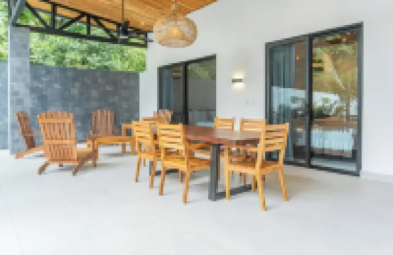 New Luxury Villa in central Guiones - walk to the beach, large pool & parking