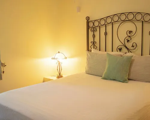 Private suite 102 with beautiful gardens, shared pool and BBQ area! Hotels in Dominical
