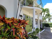 Relaxing, Amazing beach, pool, Cheap cars, quiet area, surfers paradise 3