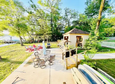 Cozy waterfront Lakehouse with a nice view of Callender lake  near Canton  TX!