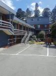 Mahogany Motel - parking