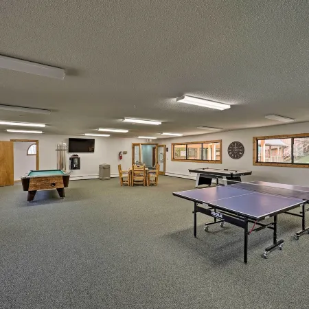 < 1 Mi to Beech Mtn Ski! Condo w/ Hot Tub Access