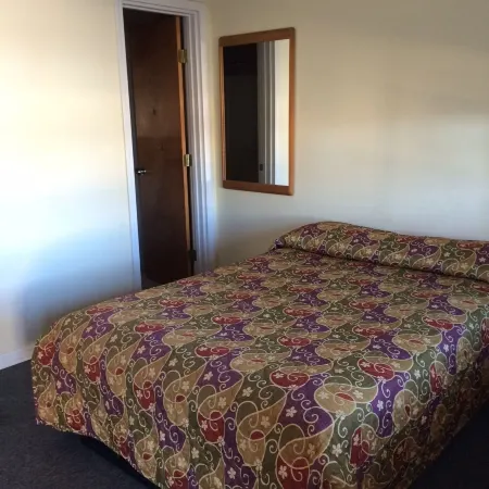 Colonial Motel Отели рядом с достопримечательностью «Navajo Code Talkers Museum»