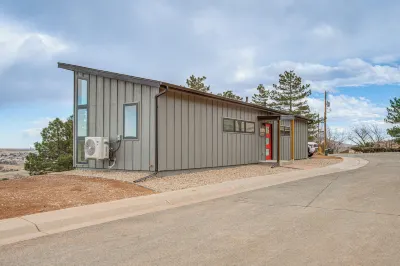 Walk to Trail: 'lookout Landing' Newly Built Home! Hotels near Mount Goliath Natural Area