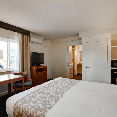 Newport Channel Inn Hotels near Environmental Nature Center