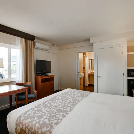 Newport Channel Inn