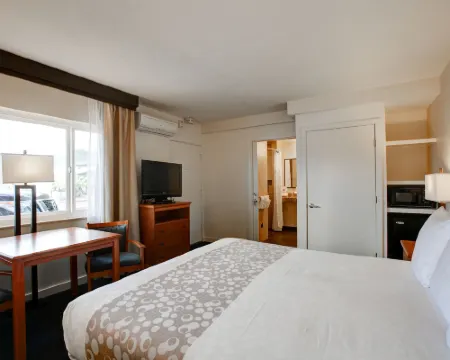 Newport Channel Inn Hotels in Newport Beach