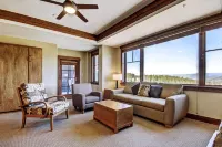 Slopeside  at Base of Peak 8, Sleeps 6! 1 Bedroom Condo by RedAwning - parking