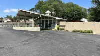 Capri Motel - motel