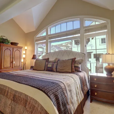 Spacious Slope-Side Ski-in Ski-Out Town Home, Private Garage - ER12 by Redawning