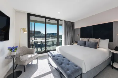 Deco Hotel Canberra Отели рядом с достопримечательностью «Australian Academy of Science»