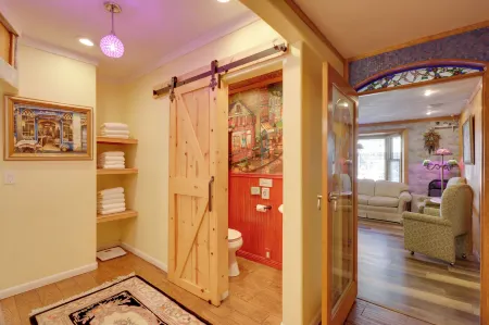 Steps to Truckee River Walk Rose Cottage Отели рядом с достопримечательностью «Парк Ранчо Сан Рафаел Офф-Лиш Дог»