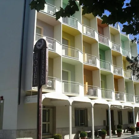 Hotel Tirreno Отели рядом с достопримечательностью «Пляж Фьюмичелло»