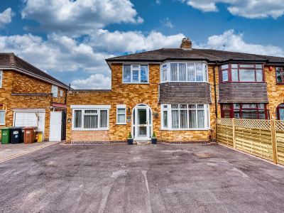 Modern 5 Bed House in Solihull, Close to the NEC, Airport and Solihull Town - Parking