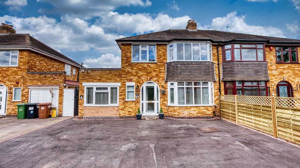 Modern 5 Bed House in Solihull, Close to the NEC, Airport and Solihull Town - Parking
