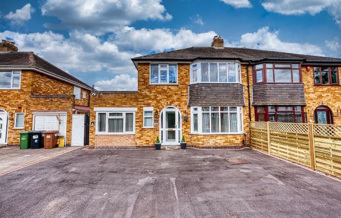 Modern 5 Bed House in Solihull, Close to the NEC, Airport and Solihull Town - Parking
