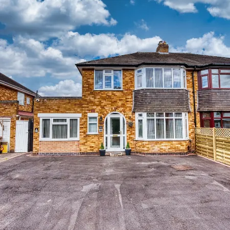 Modern 5 Bed House in Solihull, Close to the NEC, Airport and Solihull Town - Parking