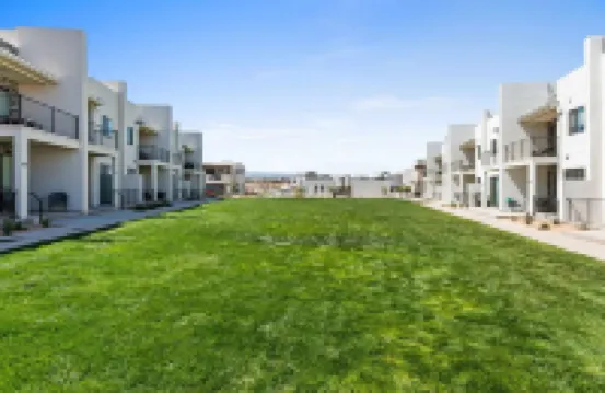 紅色遮陽篷下的錨點綠洲 #87