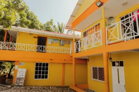 Posada Nativa Derma´S Inn Отели рядом с достопримечательностью «Playa Decameron Marazul»