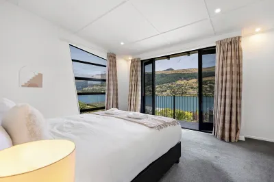 Luxurious Lake View Escape - 3 Bedroom Home!