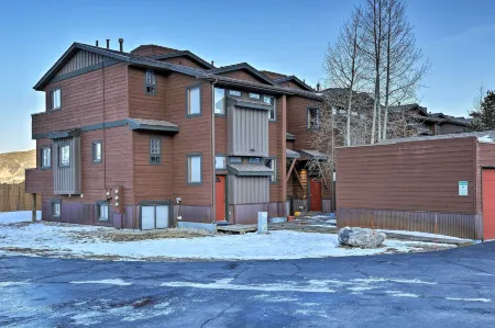 Walk to Main Street Frisco Townhome with Decks Отели в г. Фриско