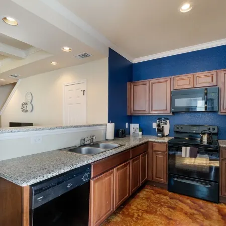 20% OFF Updated 3BR 2.5BTH Townhome - Pet-friendly - Fast WiFi-Driveaway Parking