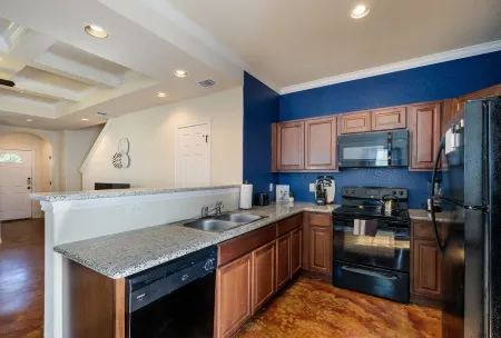 20% OFF Updated 3BR 2.5BTH Townhome - Pet-friendly - Fast WiFi-Driveaway Parking