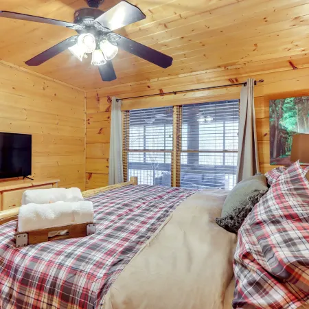 Game Room & Hot Tub: Cabin 9 Mi to Blue Ridge!