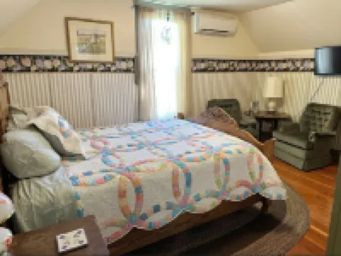 Charming 4-bedroom Pearce Historic Farmhouse in Roseburg with AC and WIFI