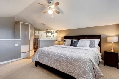 Cozy Condo | Epic Mountain Views | Parking Garage | Central | Air Conditioning