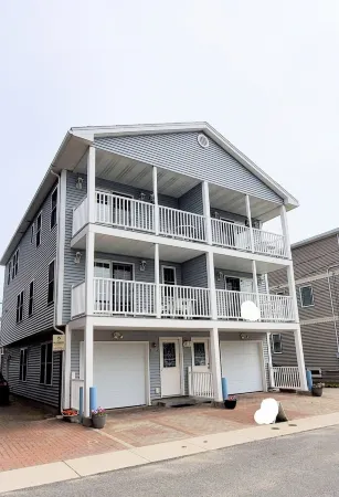 Luxury 3 Br + parking Hampton Beach Island section, steps to sandy beach! side A Отели рядом с достопримечательностью «Casino Ballroom»