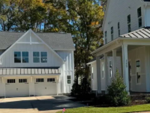 Brand new detached apartment over Garage in Davidson 3 blocks from Main Street Ξενοδοχεία στην πόλη Davidson