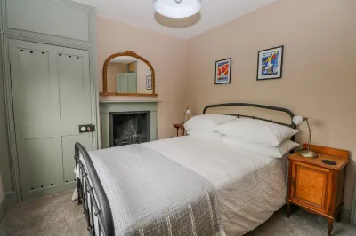 Cliffe Cottage Hotels near Lime Tree House Residential Home