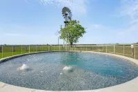 Fire Pit, Pickleball, Pool! Schulenburg Farmhouse - Pools