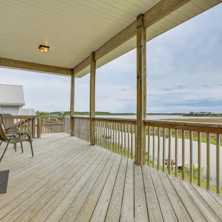 Family-Friendly Waterfront Oasis: 7 Miles to Beach