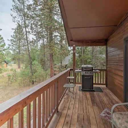 Cabin w/ AC, Hot Tub, Deck, Oversized Parking