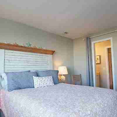Wonderful 2-bedroom condo in Ocean Isle with 4 minute walk to the beach. Rooms