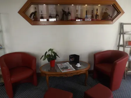 Logis Hôtel la Résidence, Cognac Centre Отели в г. Коньяк