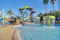 Waterfront Condo w/ Water Park, Walk to the Beach! - Pysäköinti
