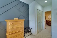 < 2 Mi to Beech Mtn Slopes: 1st-Floor Family Condo - bar